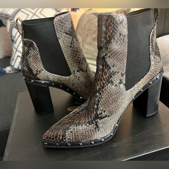 Charles David size 6 1/2 never worn boots - Picture 5 of 7